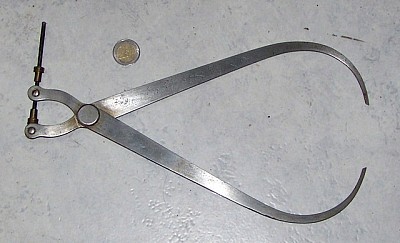 compas à branches courbes et réglage par vis.jpg