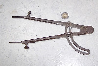 compas à secteur à pointes réglables.jpg