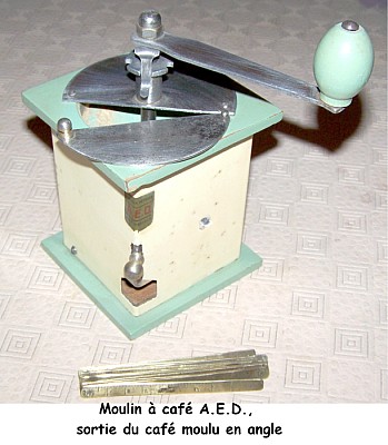 Moulin à café A.E.D. sortie du café moulu dans l'angle.jpg