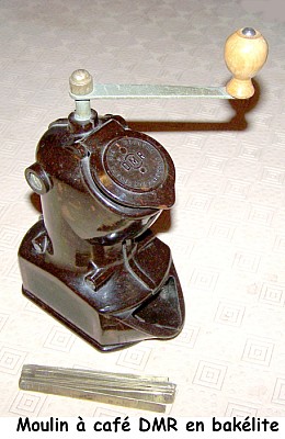 Moulin à café DMR en bakélite.jpg