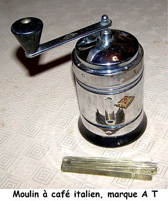 Moulin à café italien, marque  A T.jpg